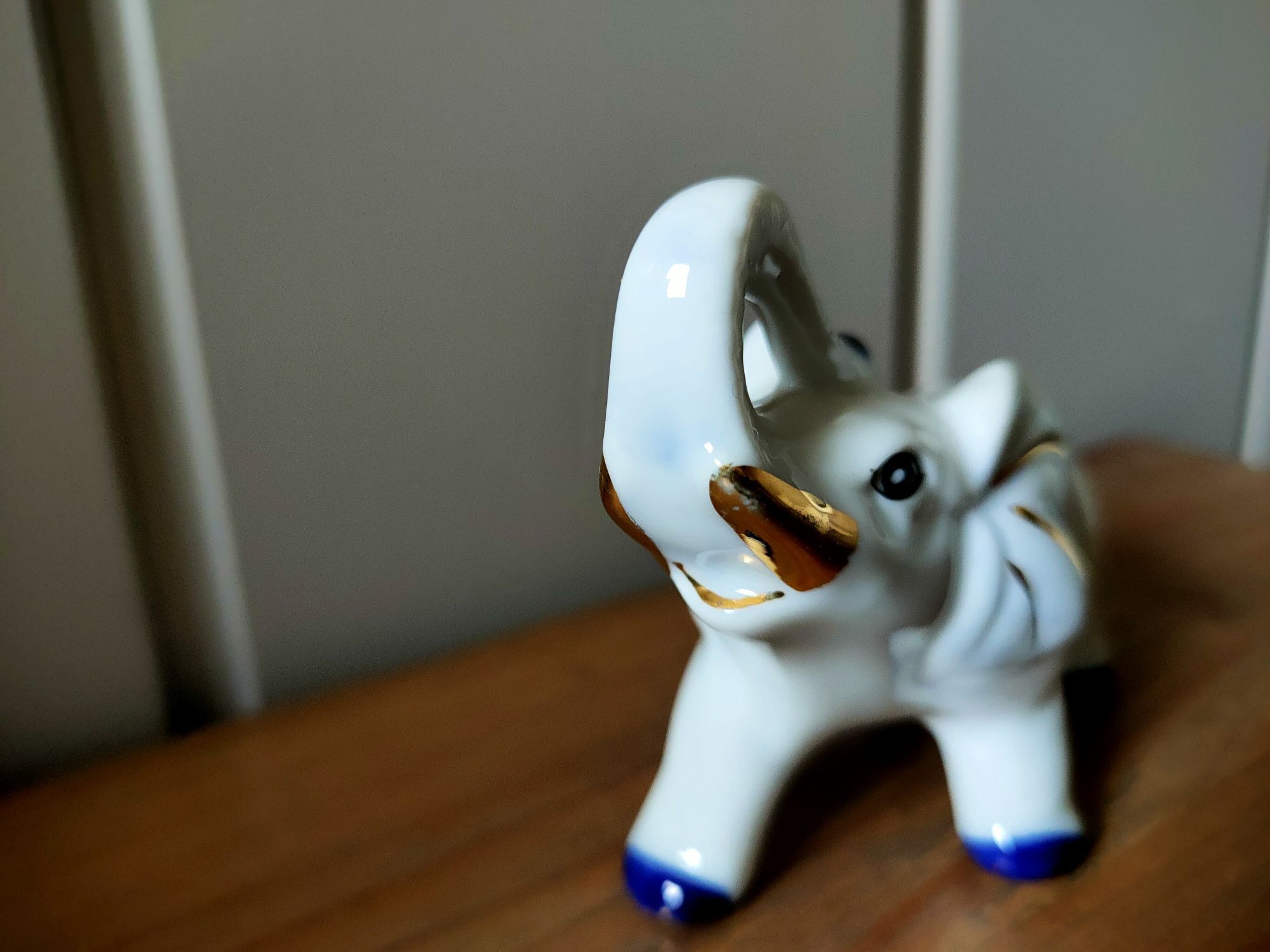 Słonik Porcelanowy Sygnowany