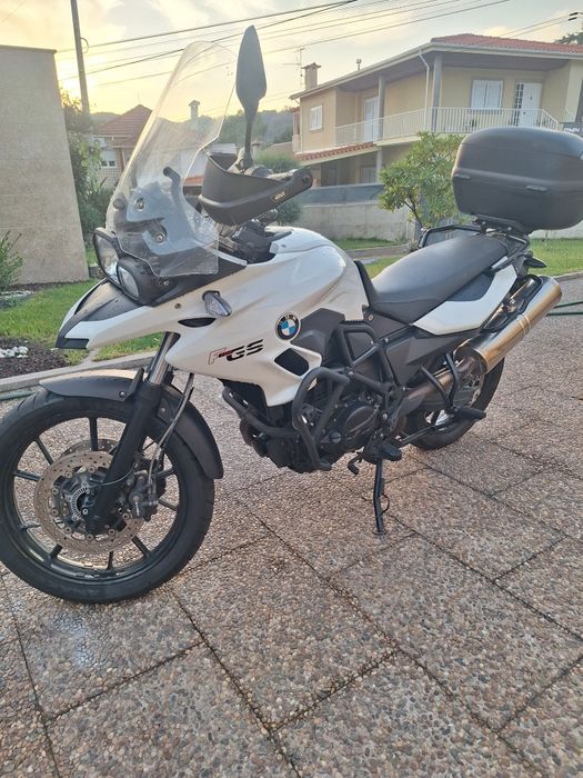 Moto BWM  branca GS 700