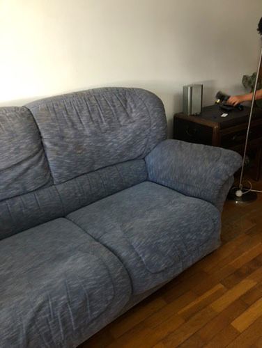 1 sofá azul, bastante usado