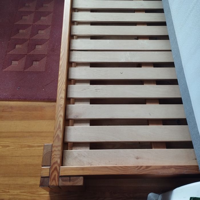 Łóżko z pełnego drewna