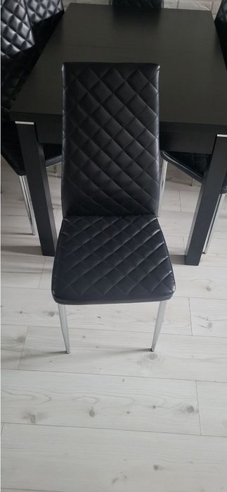 Zestaw  Stół rozkładany  80x125  plus 6 krzeseł . Salon