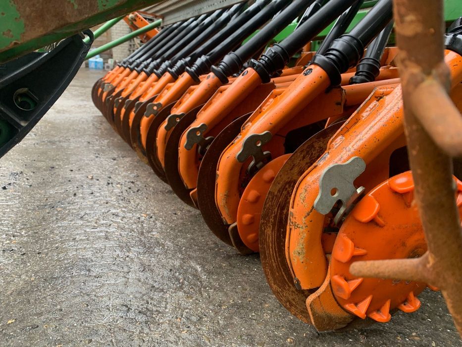 Zestaw uprawowo-siewny nadbudowany amazone AD 303 brona wirowa KG 303