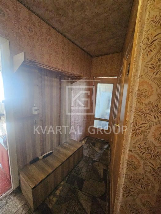 2-кімнатна квартира 41 м², планування, дві сторони, у житловому стані.