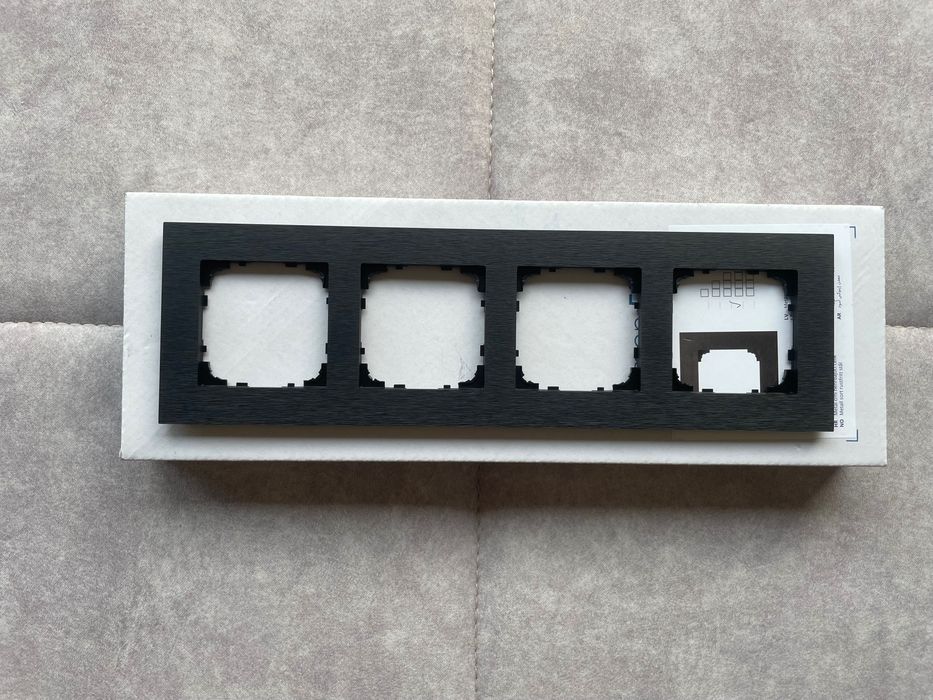 Ramka poczwórna simon 55 Naturę kolor metal inox czarny