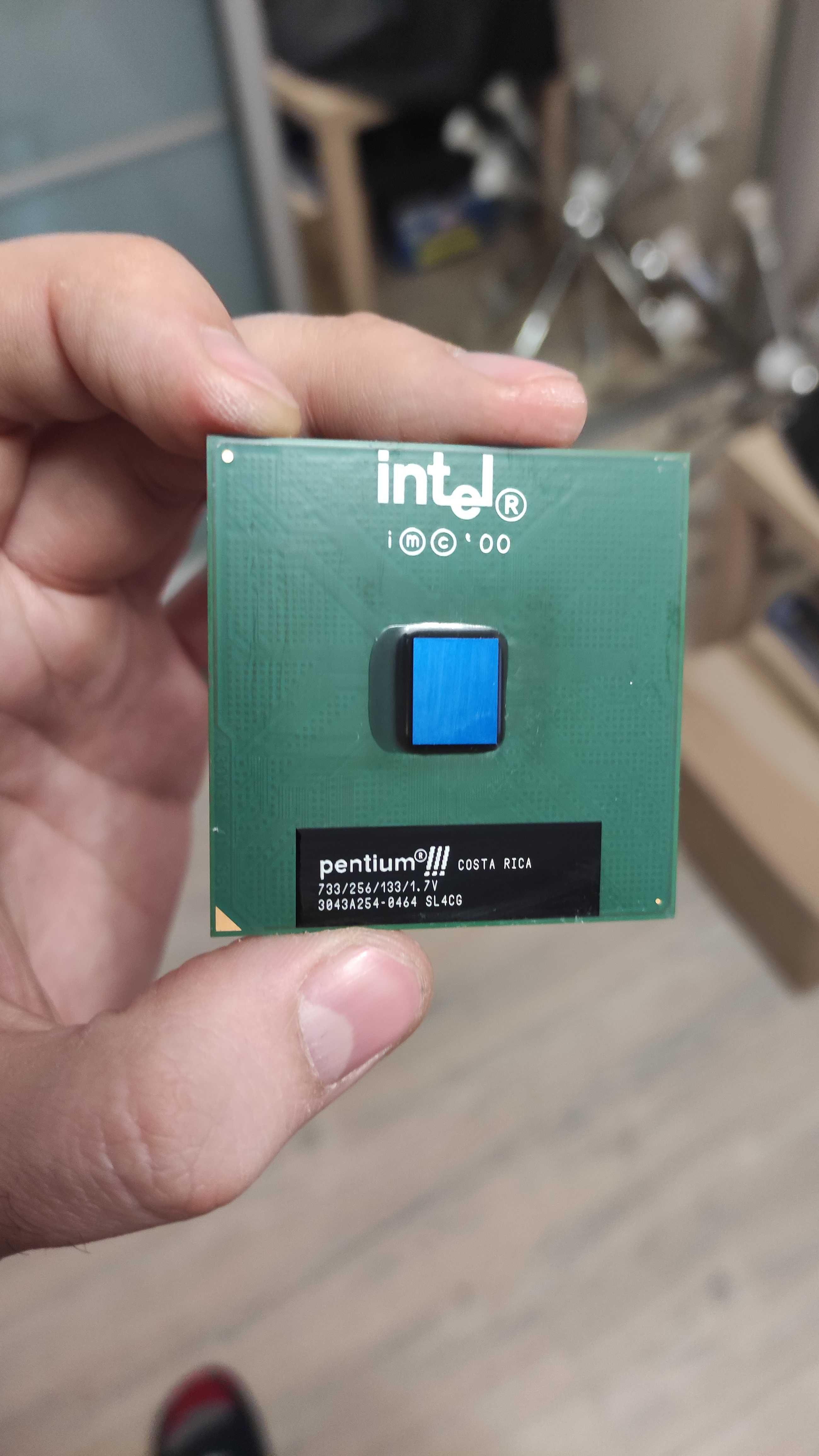 Procesor Intel Pentium III 733/256/133 SL4CG retro