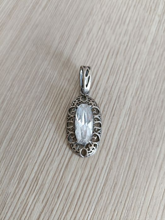 Srebrny ażurowy wisiorek