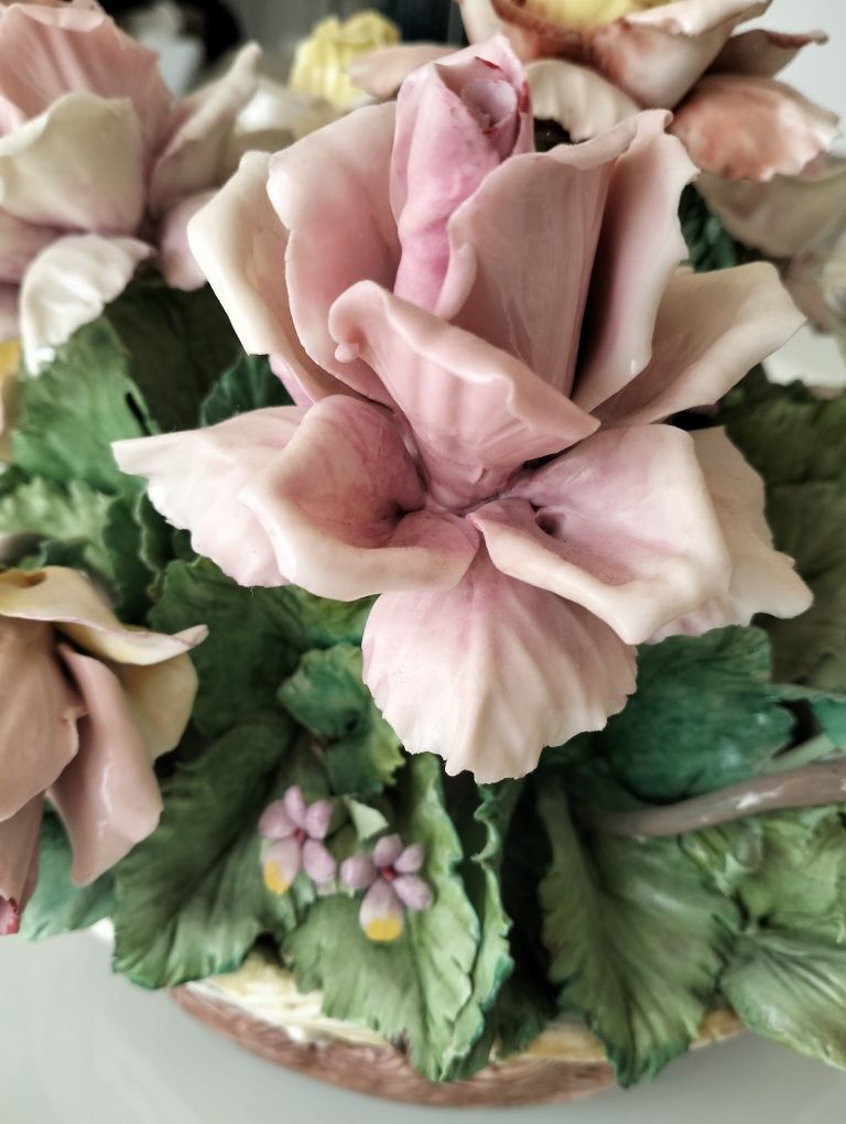 Arranjo de flores em loiça