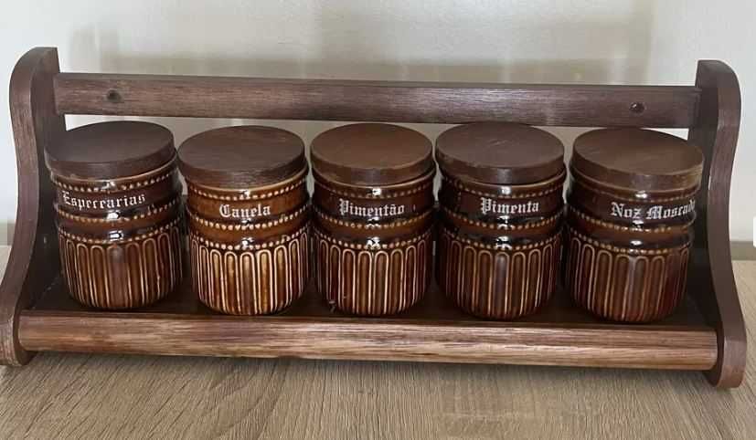 Conjunto de Potes de Especiarias em Cerâmica com Suporte em Madeira