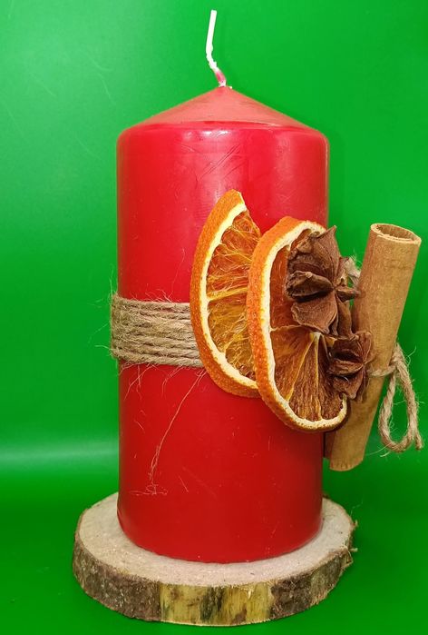 Świąteczna świeca dekoracyjna na drewnie.