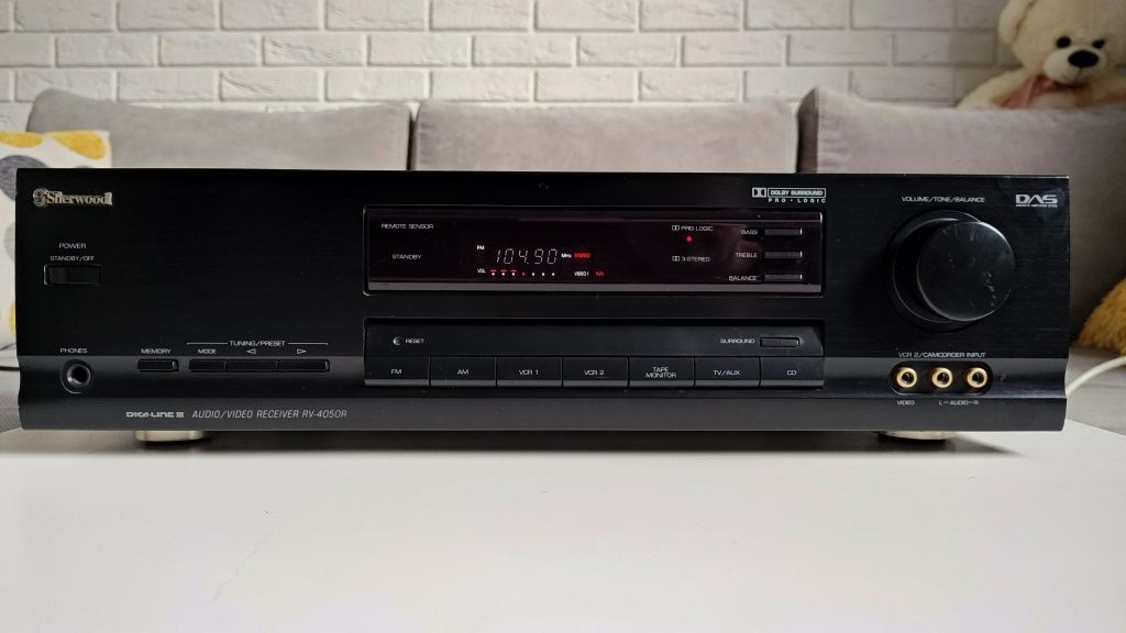 Sherwood  RV-4050R amplituner AV, Dolby Pro-Logic. Pilot.