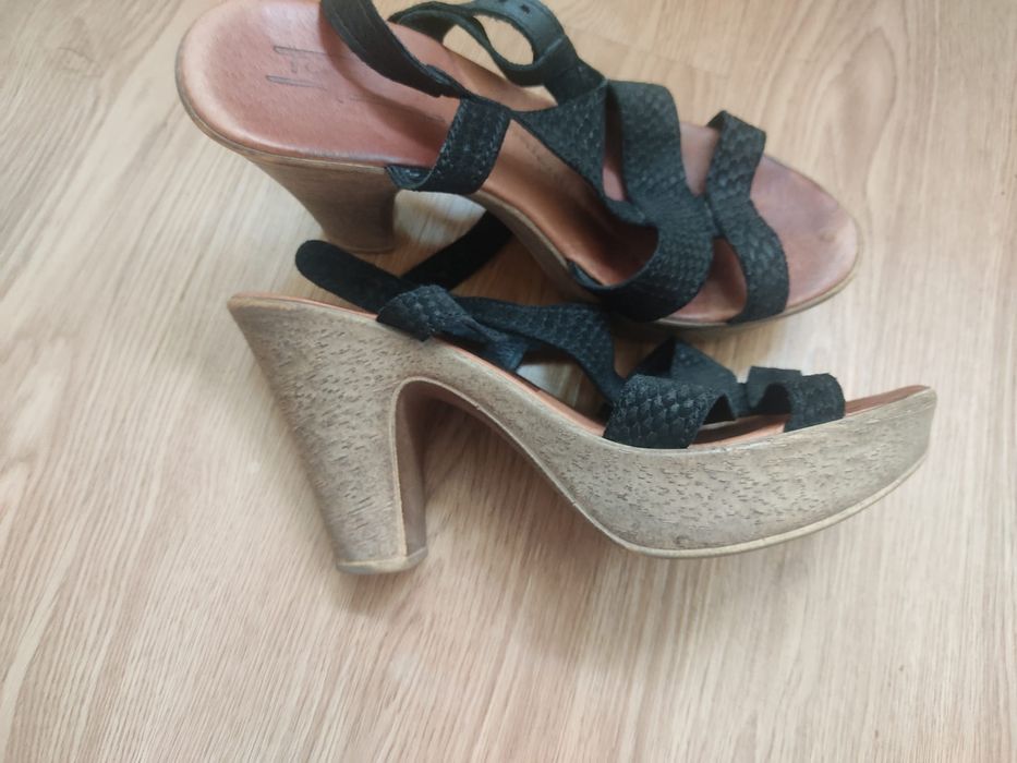 Sapatos abertos de senhora