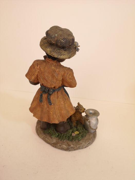 Figurka dziewczynki wykonana w Hiszpanii w 2001 roku