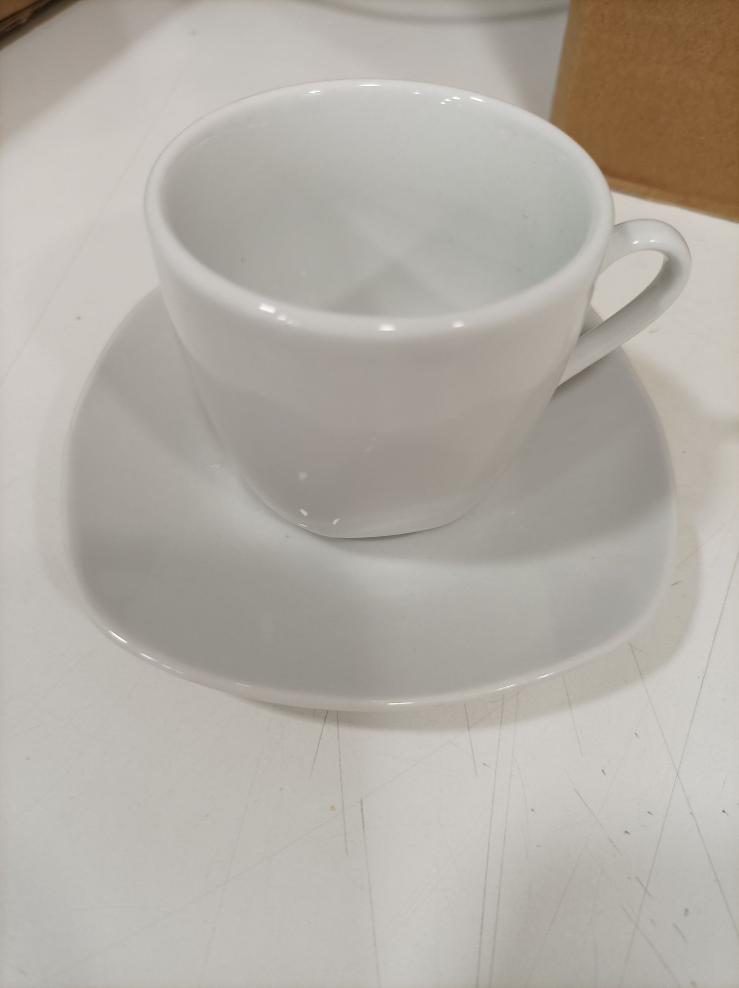 Conjunto de chávenas de café e pratos