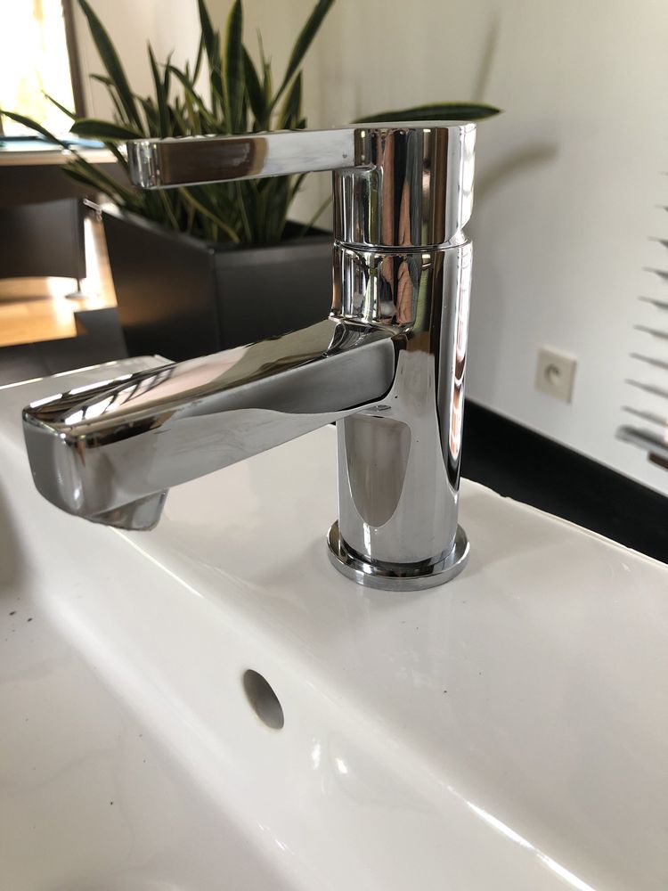 Umywalka Roca Hall 55x48  z baterią Grohe Lineare