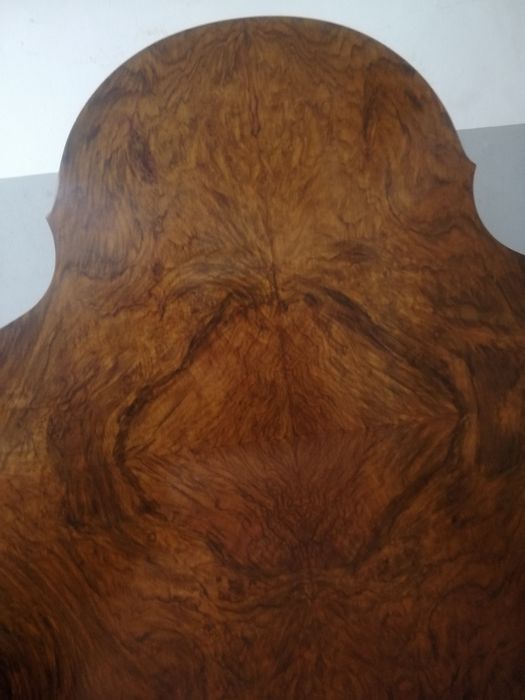 Cama solteiro, antiga com base em ferro e rodízios , cabeceira e pés m