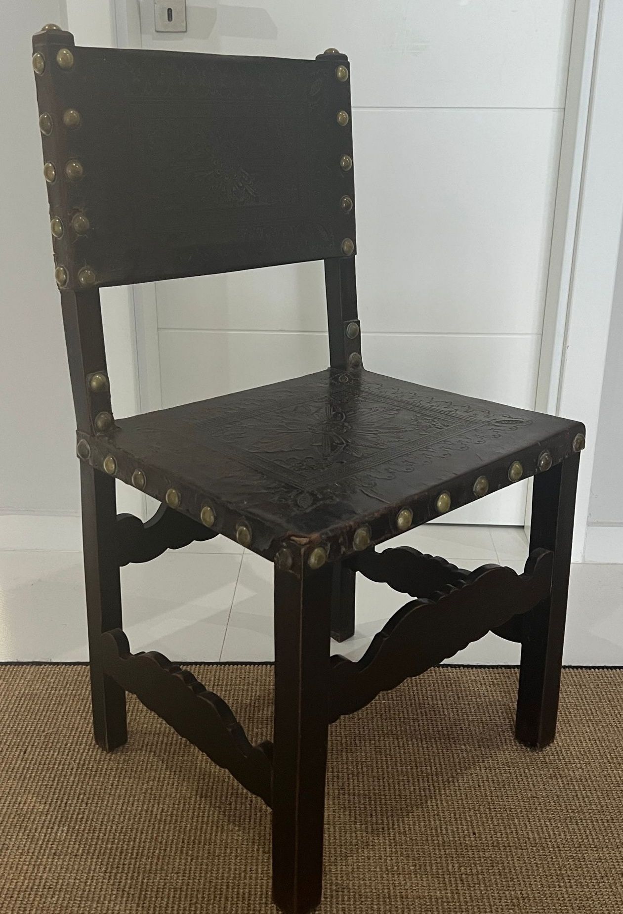 Cadeira muito antiga em Couro Pregado com oferta da Almofada Zara Home