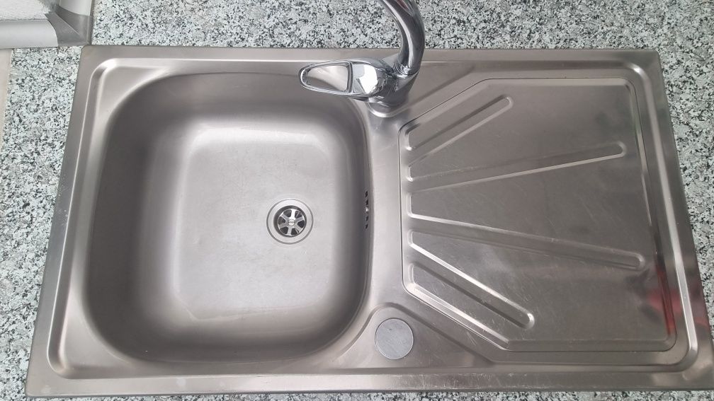 Pia/banca de cozinha com torneira