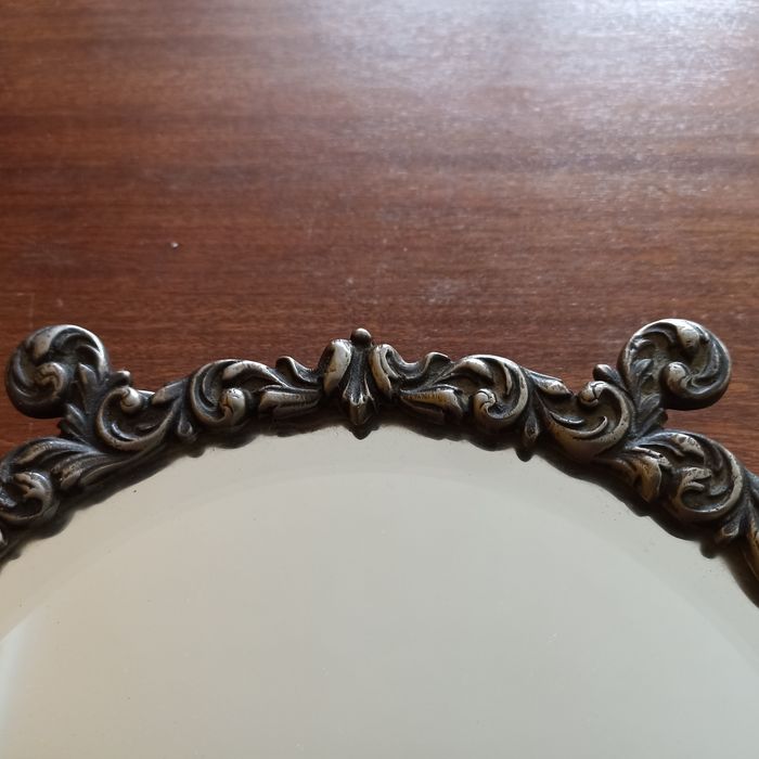 Espelho antigo de mesa em metal trabalhado motivo floral Arte Nova