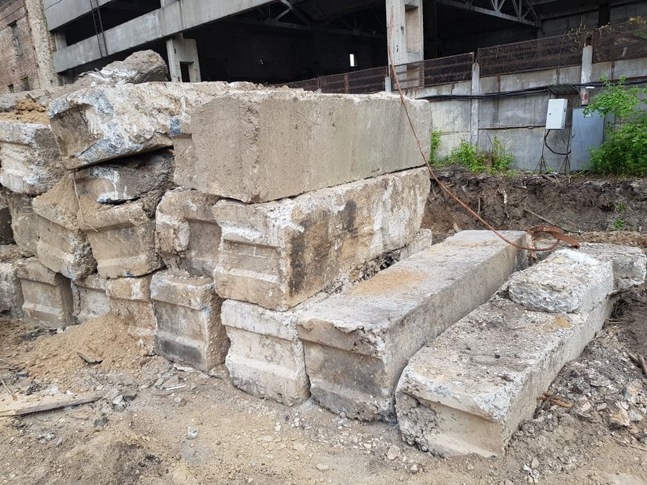 Кирпичный бой, асфальтный, дробленный бетон, грунт, фундаментные блоки