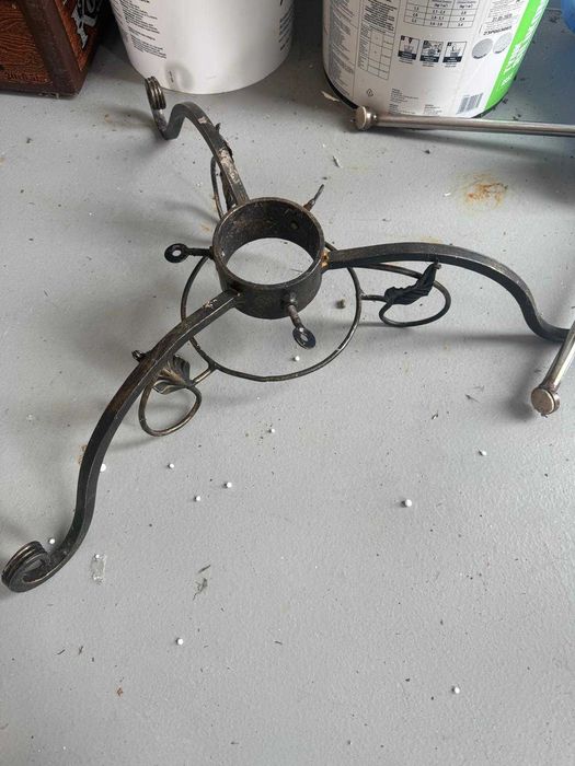 Solidny metalowy stojak choinkowy – kuty, stabilny – 75 zł