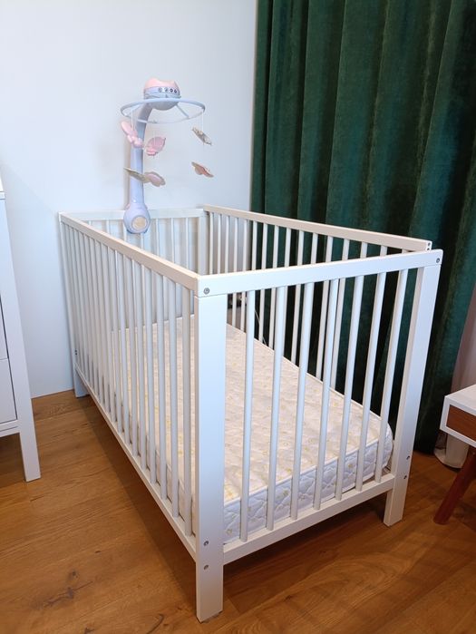 Детская кроватка Икеа с мобилем и матрацем