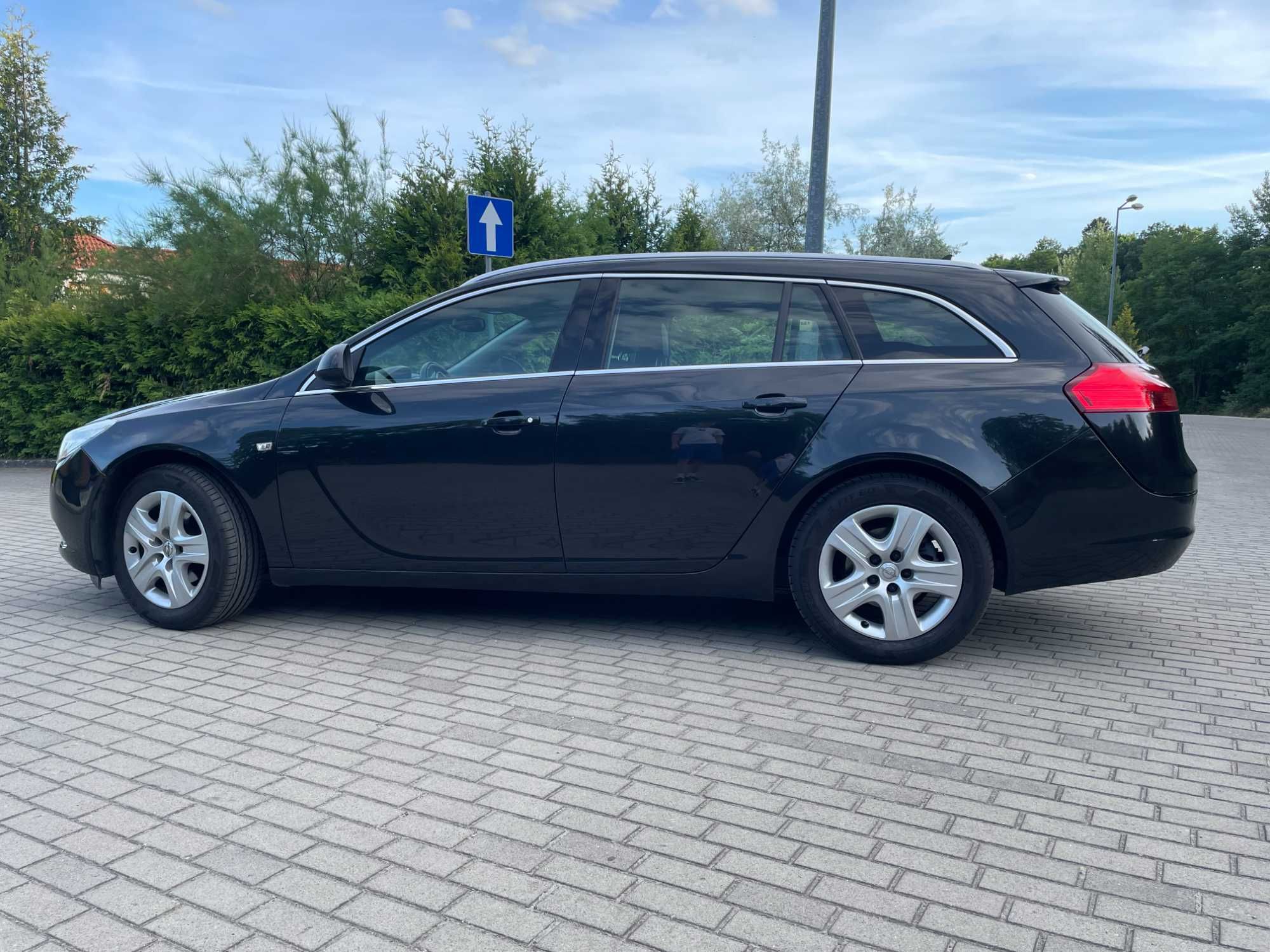 Opel Insignia 2,0 CDTI Sports Tourer 2013 r EcoFlex kolor czarna perła