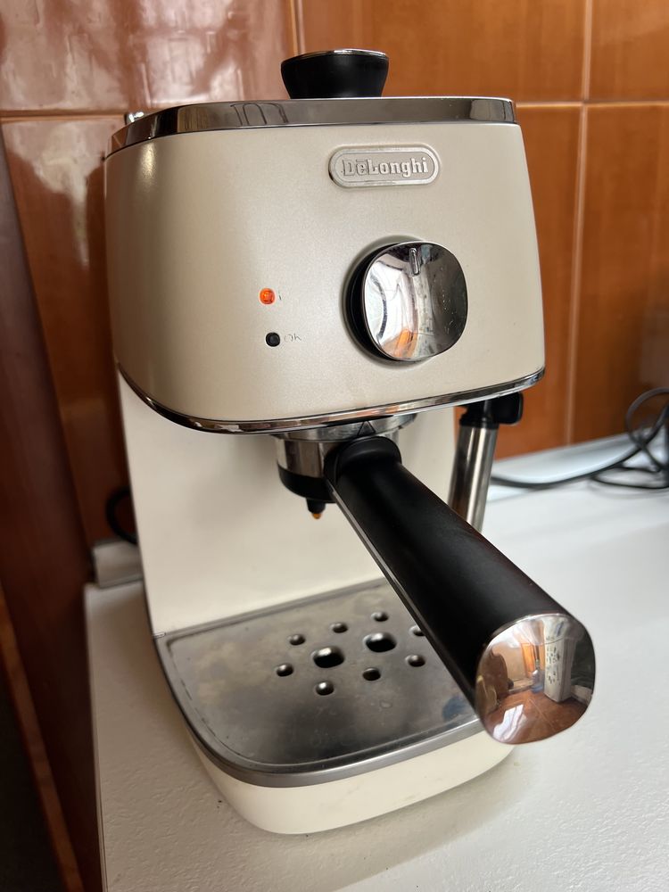 Кавова машина Delonghi ECI341W