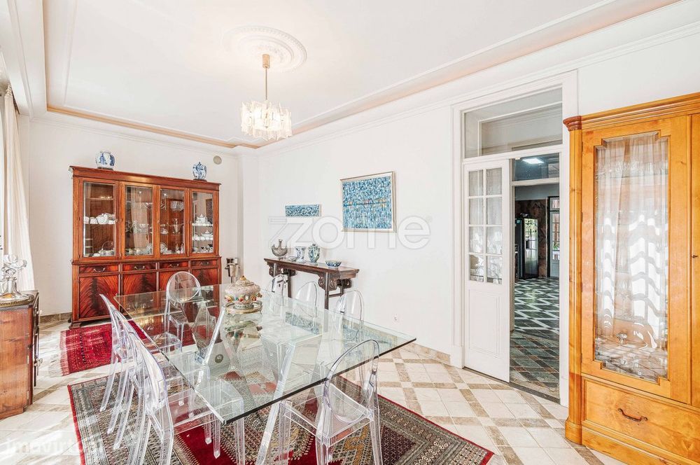 Moradia T5 localizada no centro Parede com piscina interior e jardim