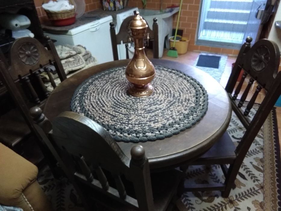 Mesa de sala em madeira de castanho puro