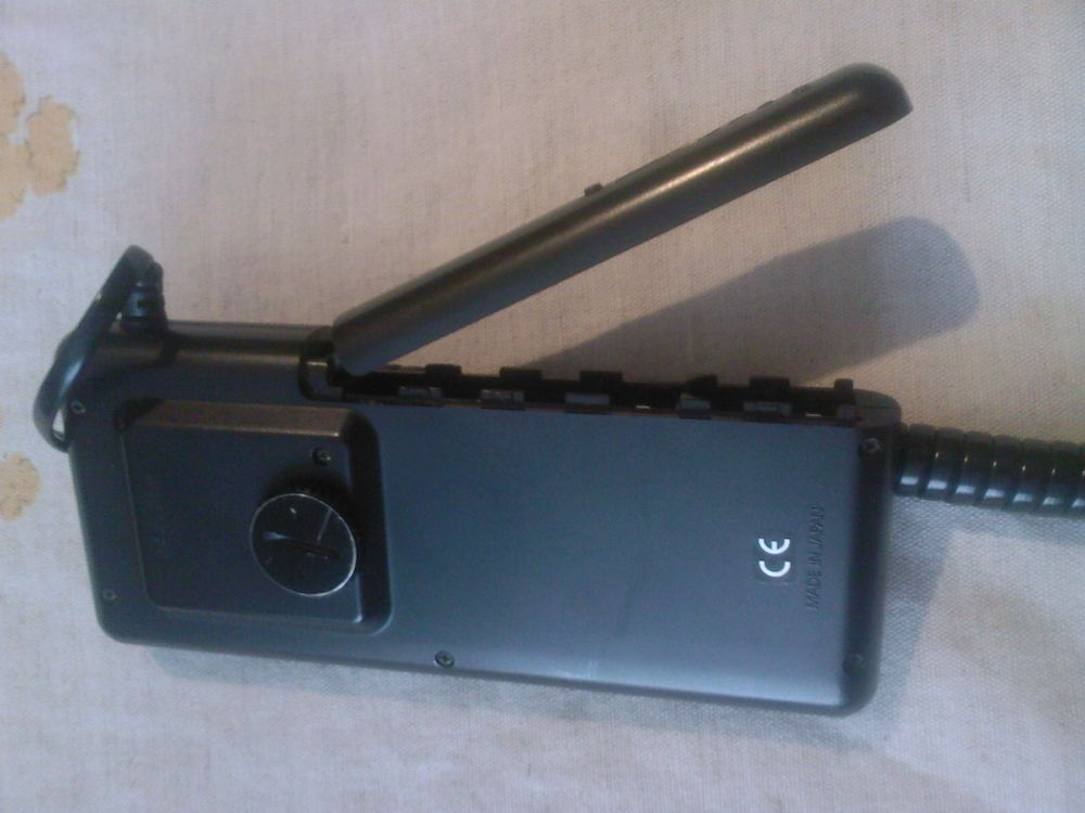 Плівочний фотоапарат Canon EOS-1 з бустером для акумуляторів