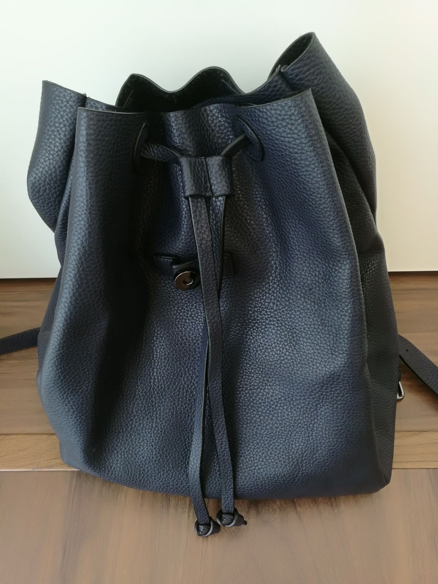 Mochila azul marinho