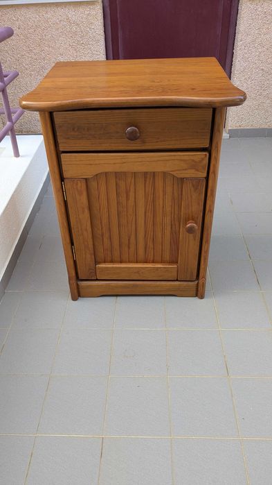 Móvel de apoio em madeira