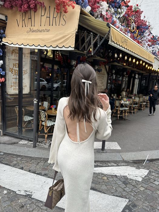 Сукня з відкритою спинкою