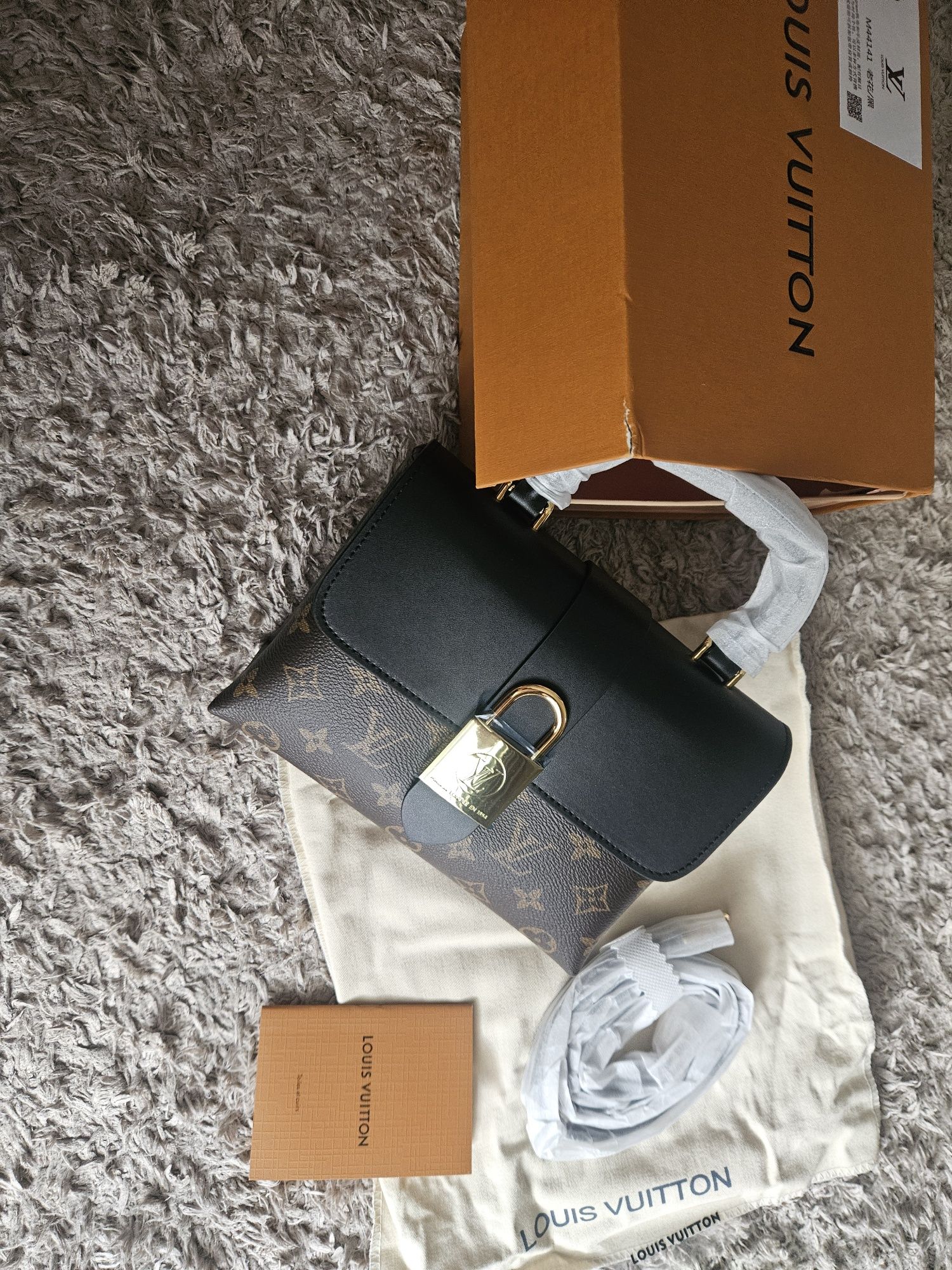 Сумочка  Louis Vuitton Monogram Locky BB Crossbody with Noir люкс