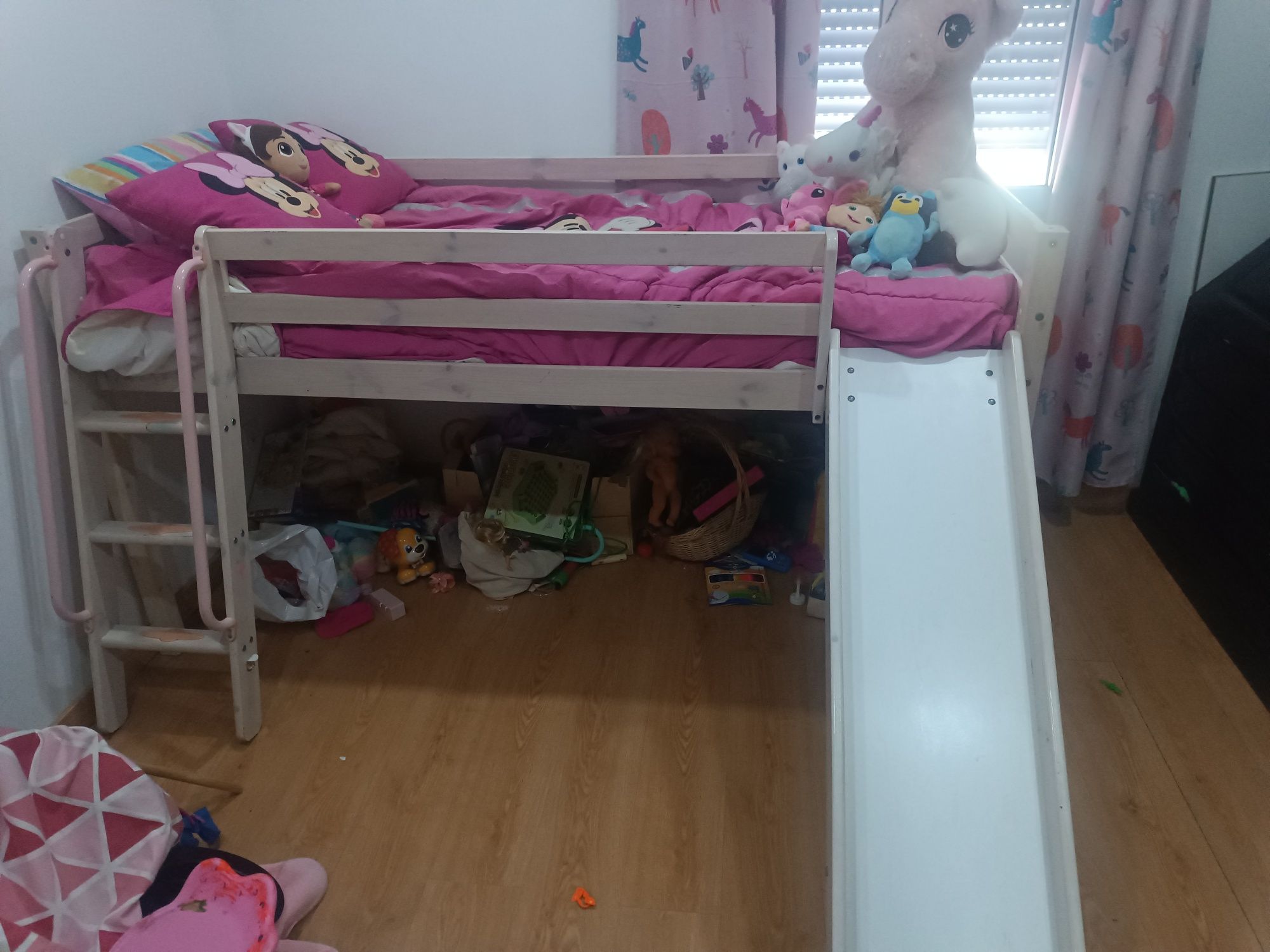 Cama com escorrega
