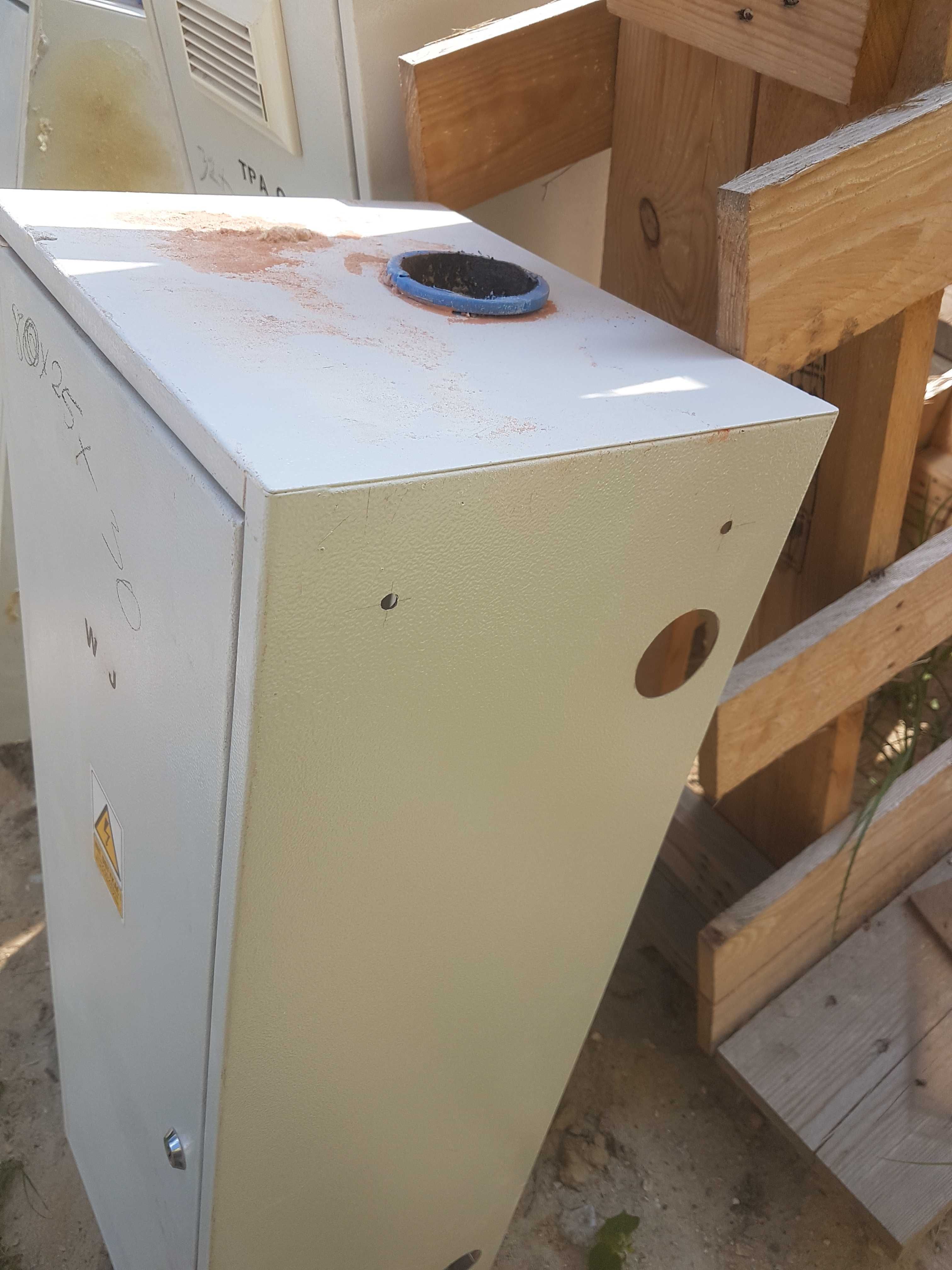 Rozdzielnica elektryczna podtynkowa metalowa