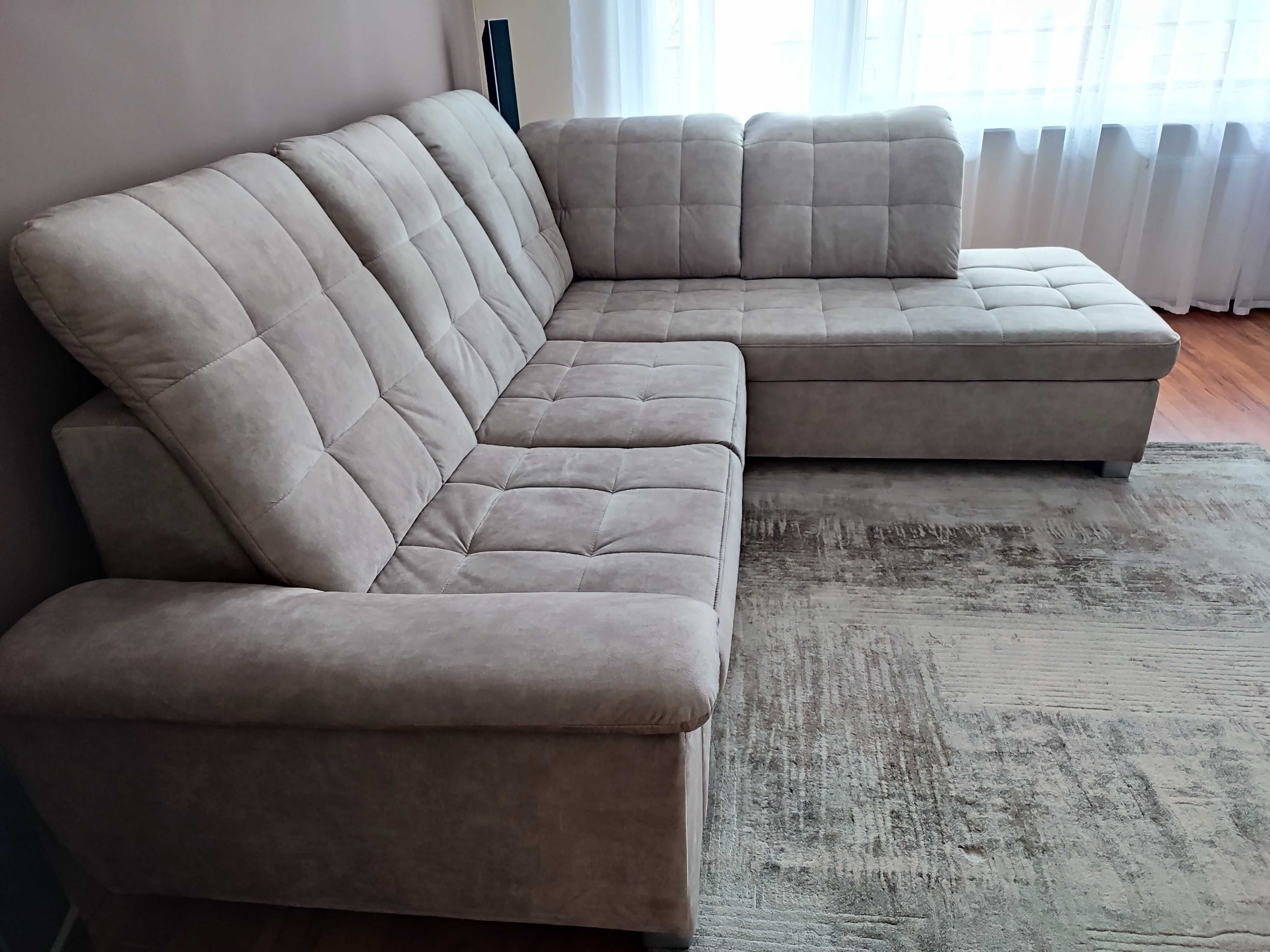 Narożnik z funkcją spania i regulowanymi zagłówkami