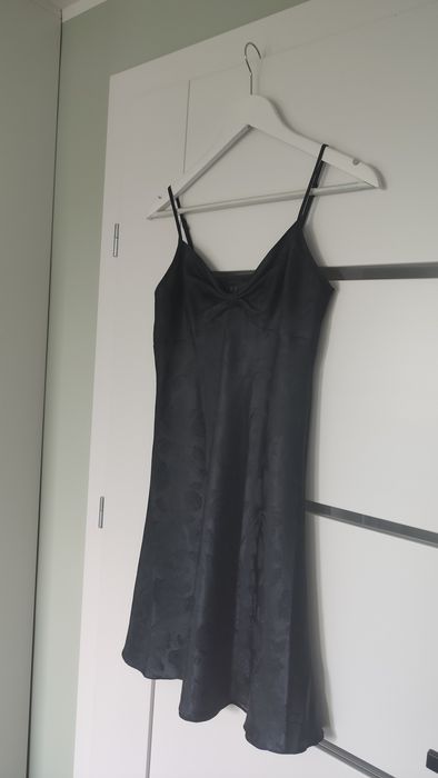 Satynowa koszulka damska czarna halka na ramiączkach