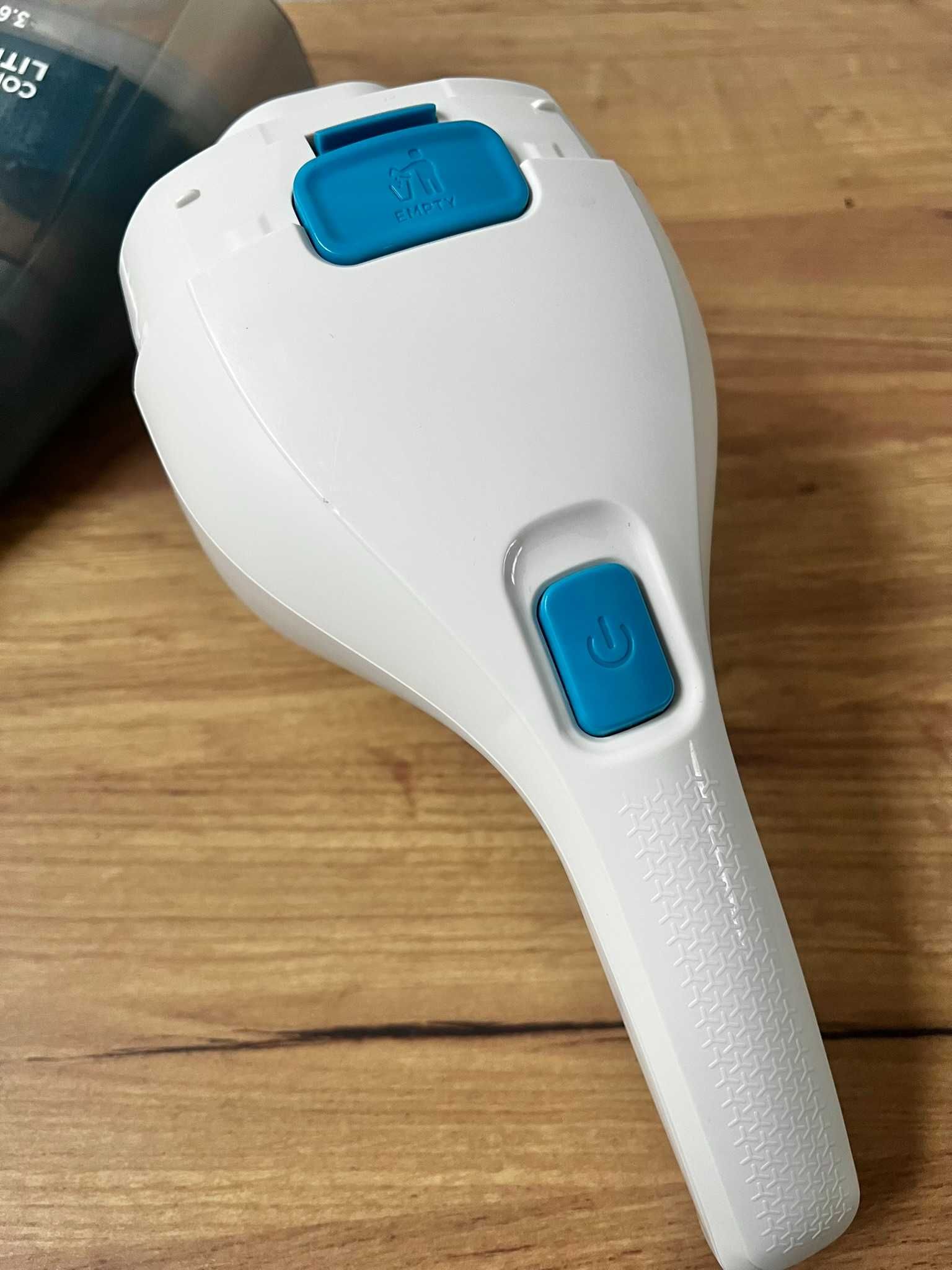BLACK&DECKER NVC115JL odkurzacz ręczny 3,6V