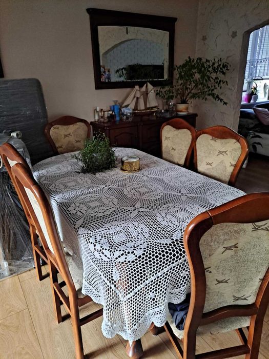 Zestaw mebli do jadalni - stół, 6 krzeseł oraz komoda z lustrem