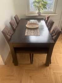 Drewniany stół, stolik kawowy i wygodne krzesła z drewnianymi nogami