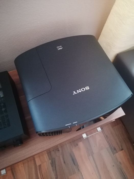 Projektor Sony vpl vw270es.      4K