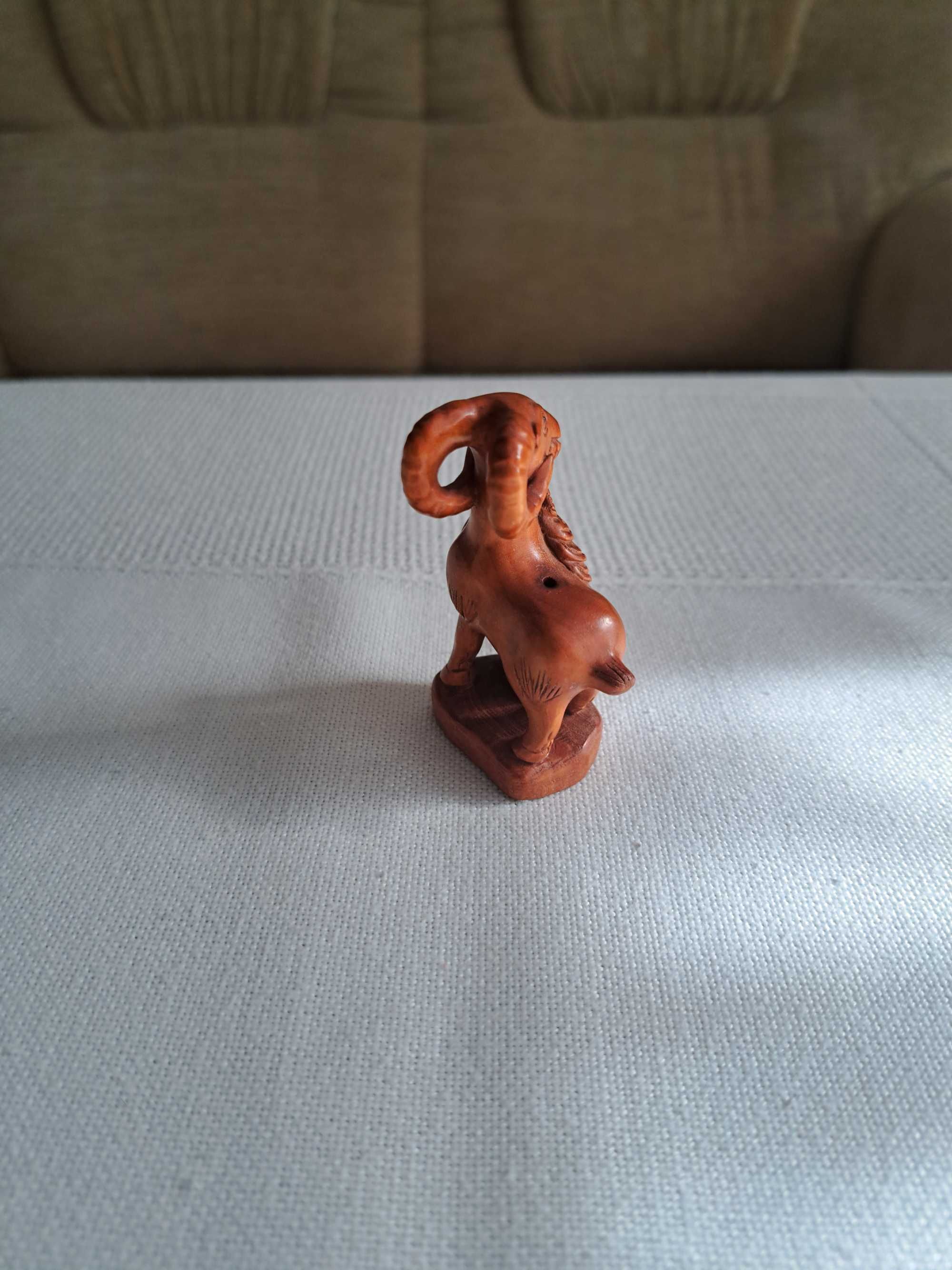 Netsuke,kozioł z drewna bukszpanowego z monetami.