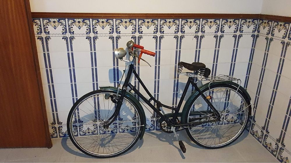 Bicicleta antiga da marca Adilop