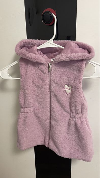 Зимня безрукавка для дівчинки DKNY