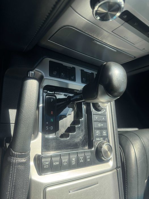 Toyota Land Cruiser 200 дизель автомат