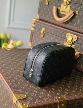 Косметичка из канвы Monogram Louis Vuitton 25