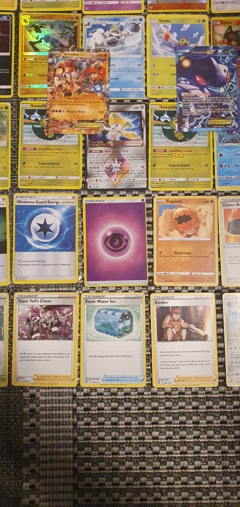 sprzedam karty pokemon kolekcjonerskie 50 sztuk