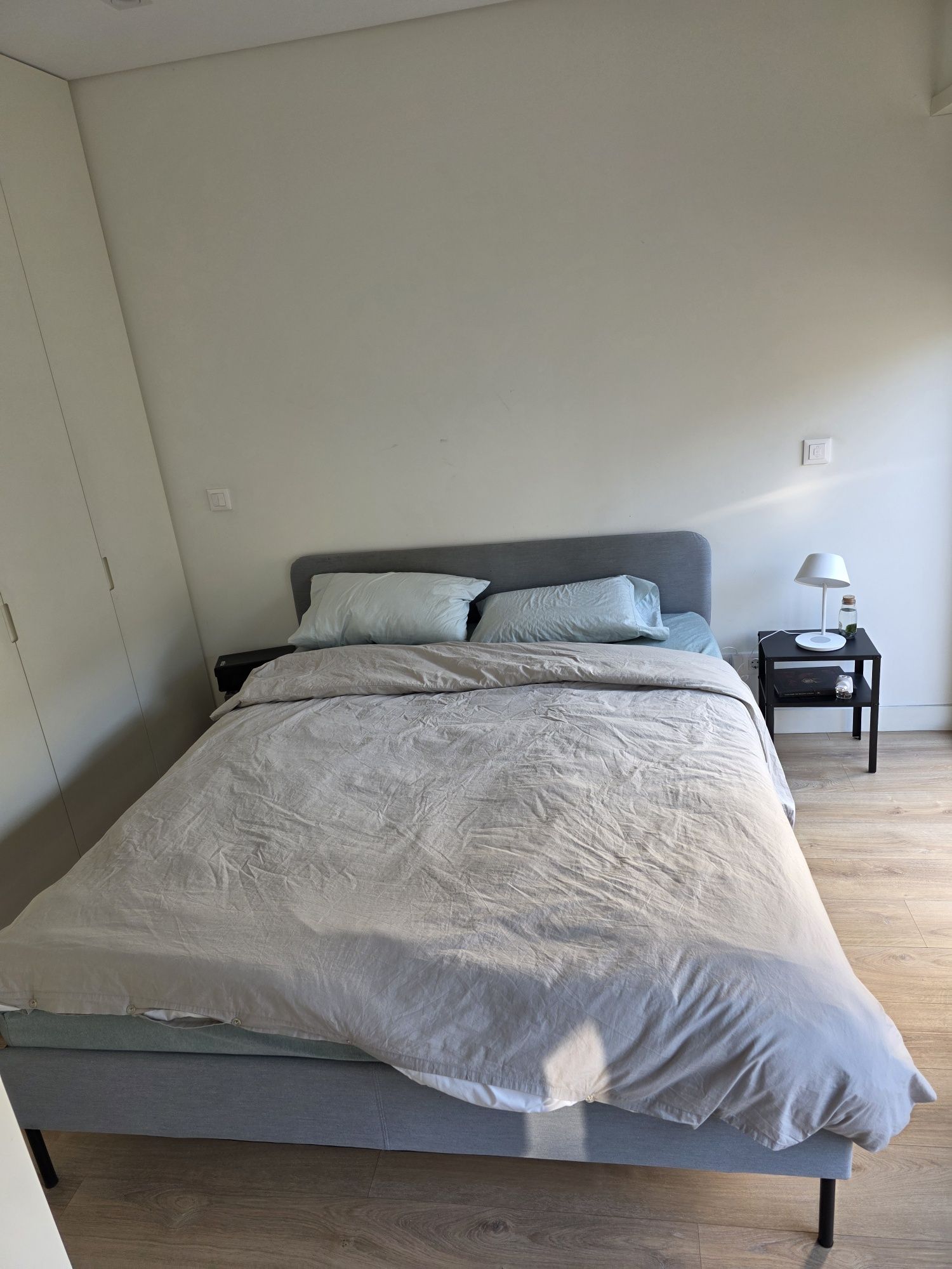 Cama e colchão de molas ensacadas IKEA