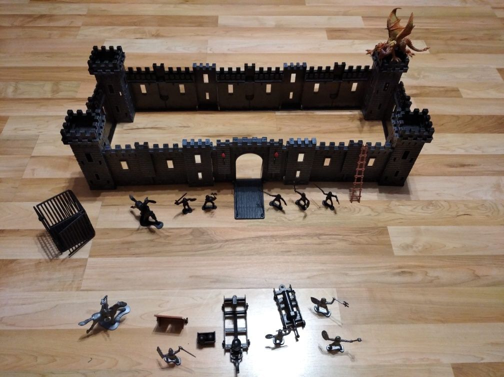 Zamek składany i figurki